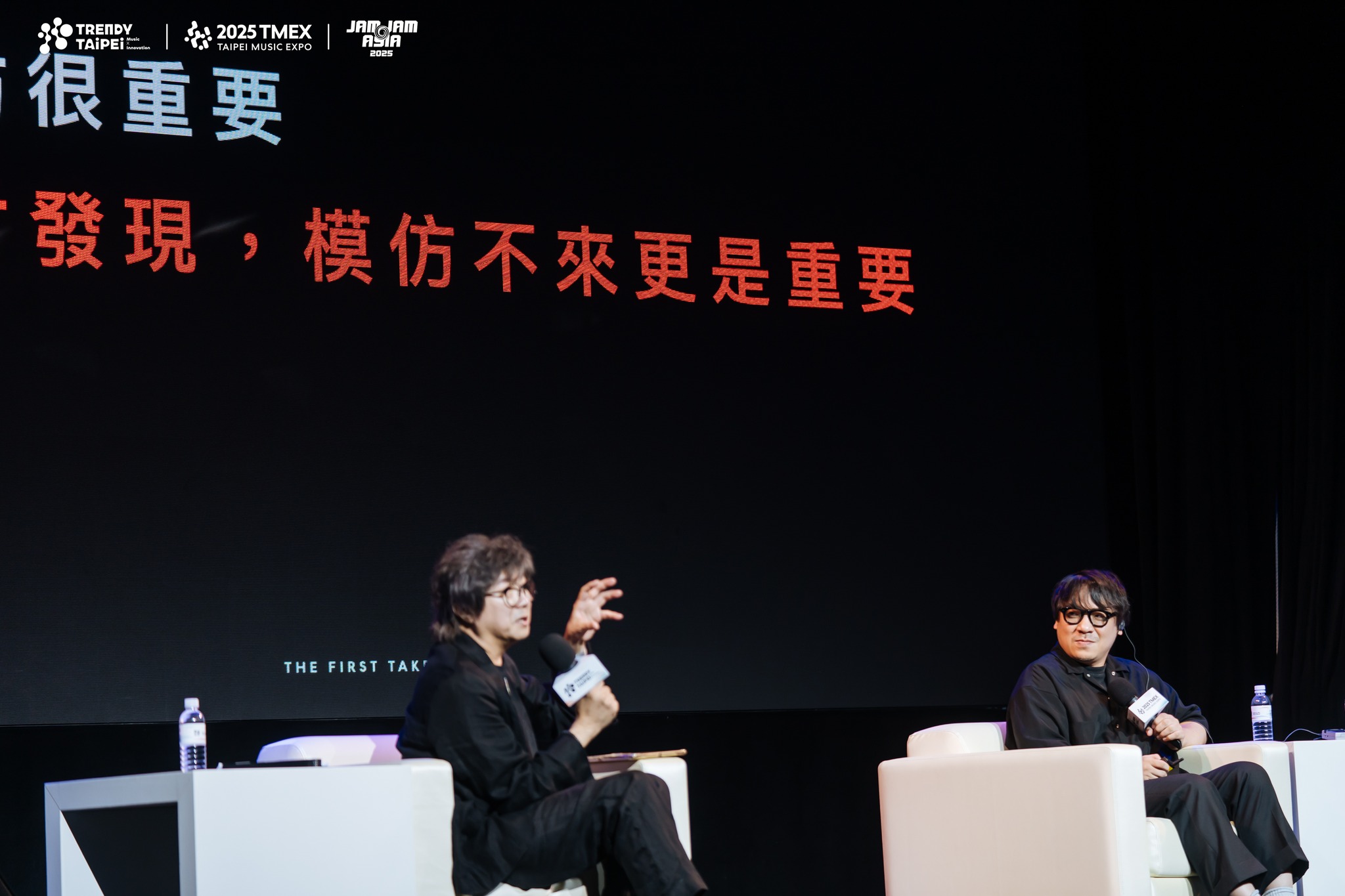 主持人梁秩誠、THE FIRST TAKE 創意總監清水惠介（由左至右）