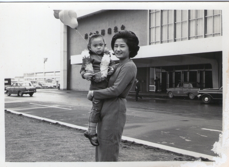 周藍萍女兒周揚明與紫薇合影留念
