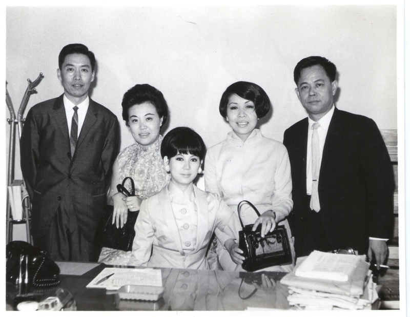 周藍萍與四人合影留念