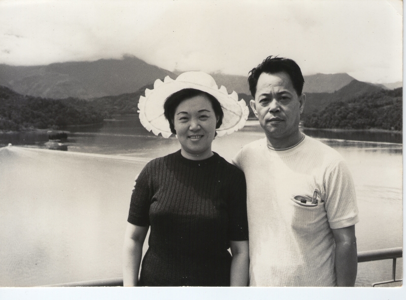 周藍萍與太太李慧倫合影留念