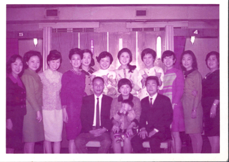 曾仲影與眾人合照