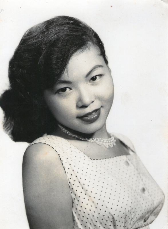 1958年至香港擔任電影幕後代唱照1