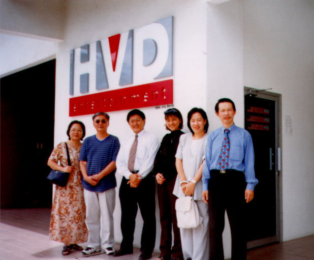 林煌坤老師於HVD製作公司留影(左二)