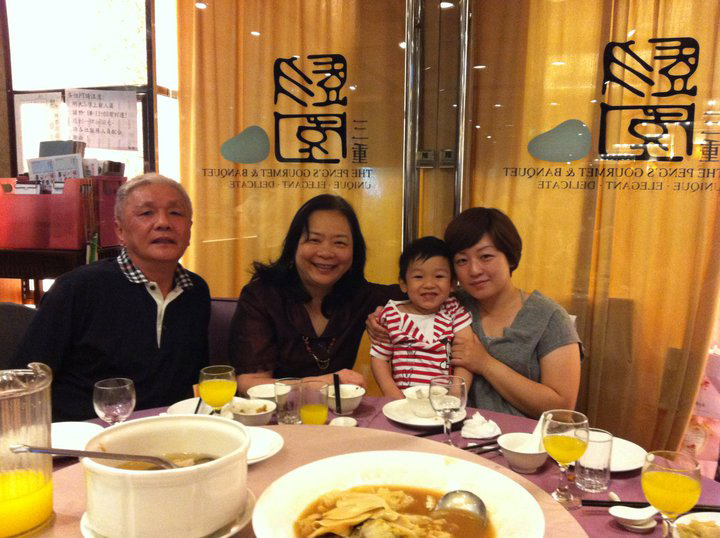 2011年老師參加喜宴(左1)