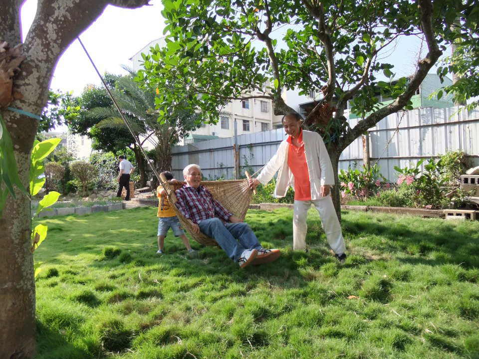 2012年於臺中手工皀莊園(左2)