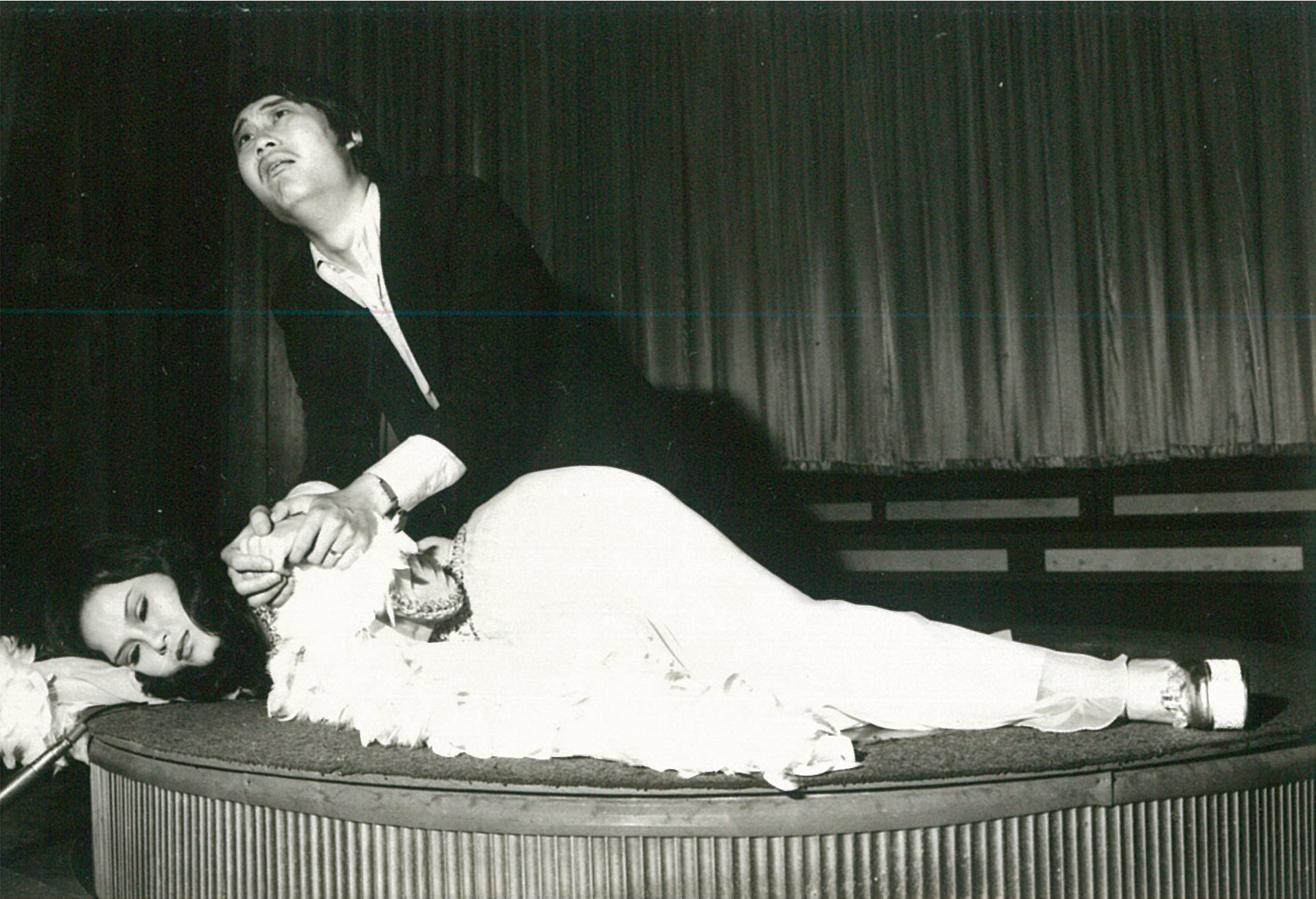 紀利男以音樂催化藝人演出。前為上官萍，後為方正