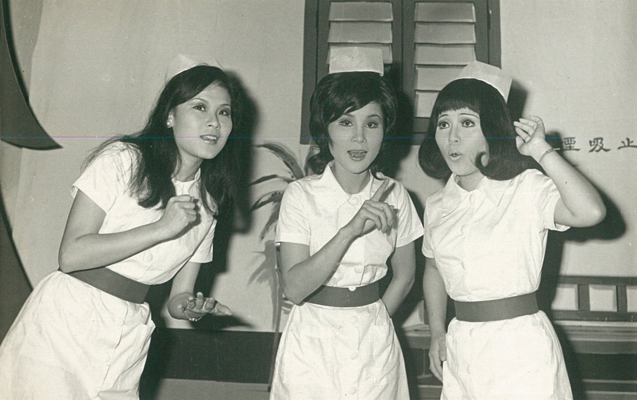 海燕演出諧劇，左一上官萍