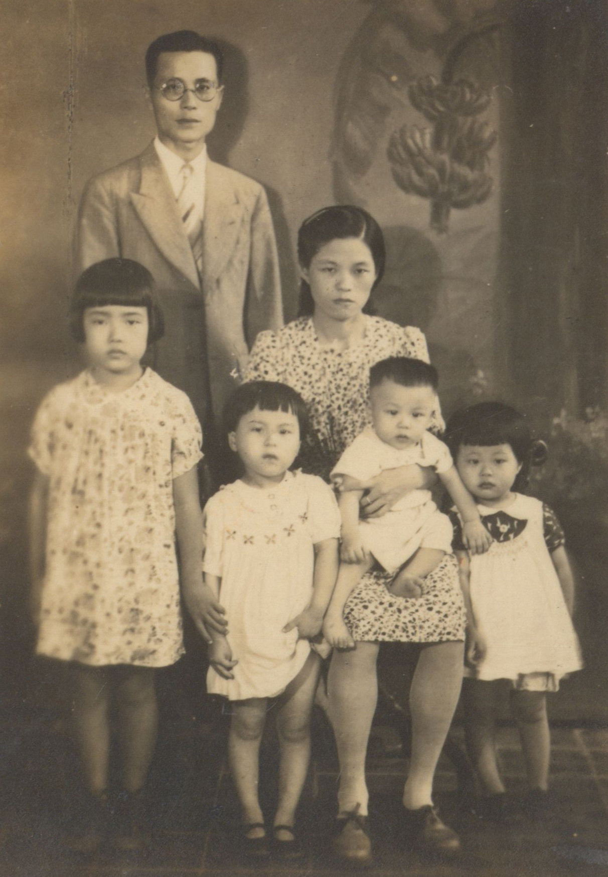 父母與大姊、三姊、五姊，大哥