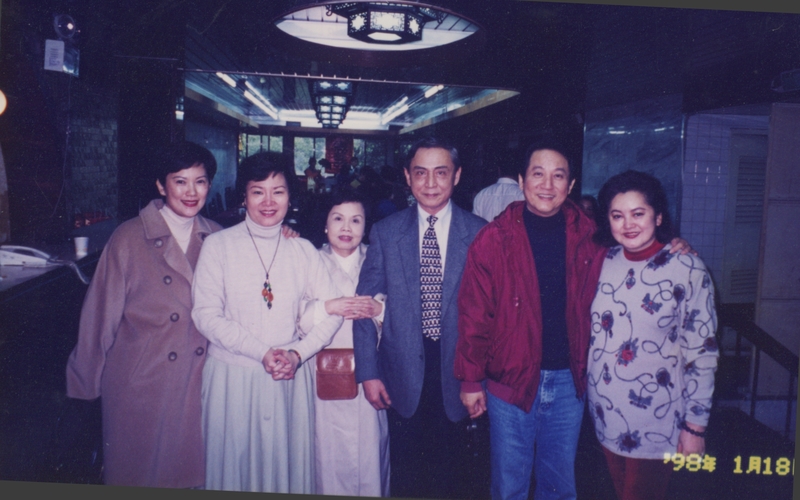 孫樸生與群星會藝人們合影留念