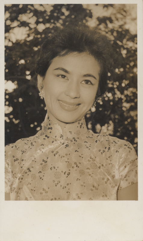 葉玲著旗袍拍攝之個人照