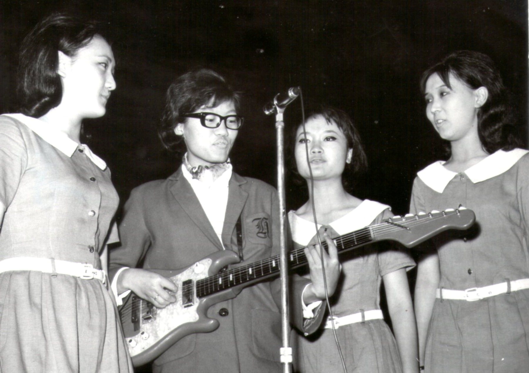 1962-1964年間，黃曉寧帶著自組的女子樂團「Lucky June」