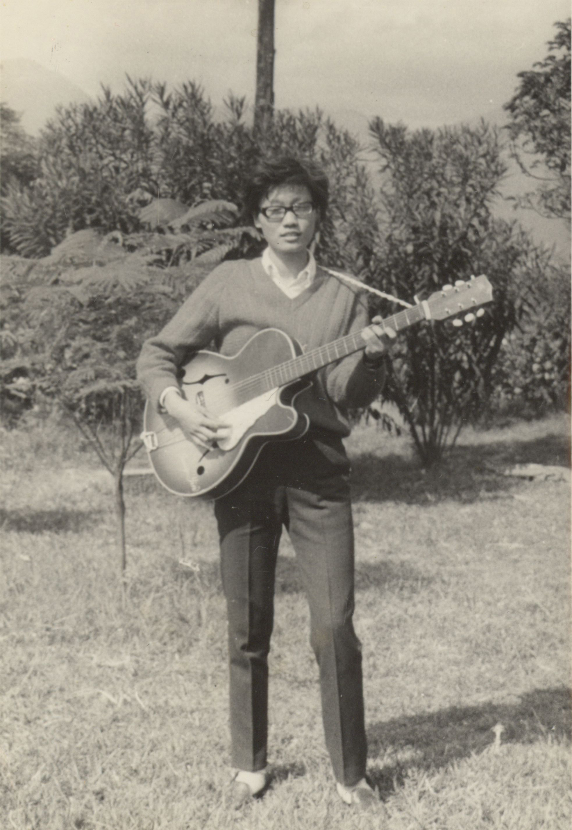 黃曉寧老師在銘傳學校練習吉他