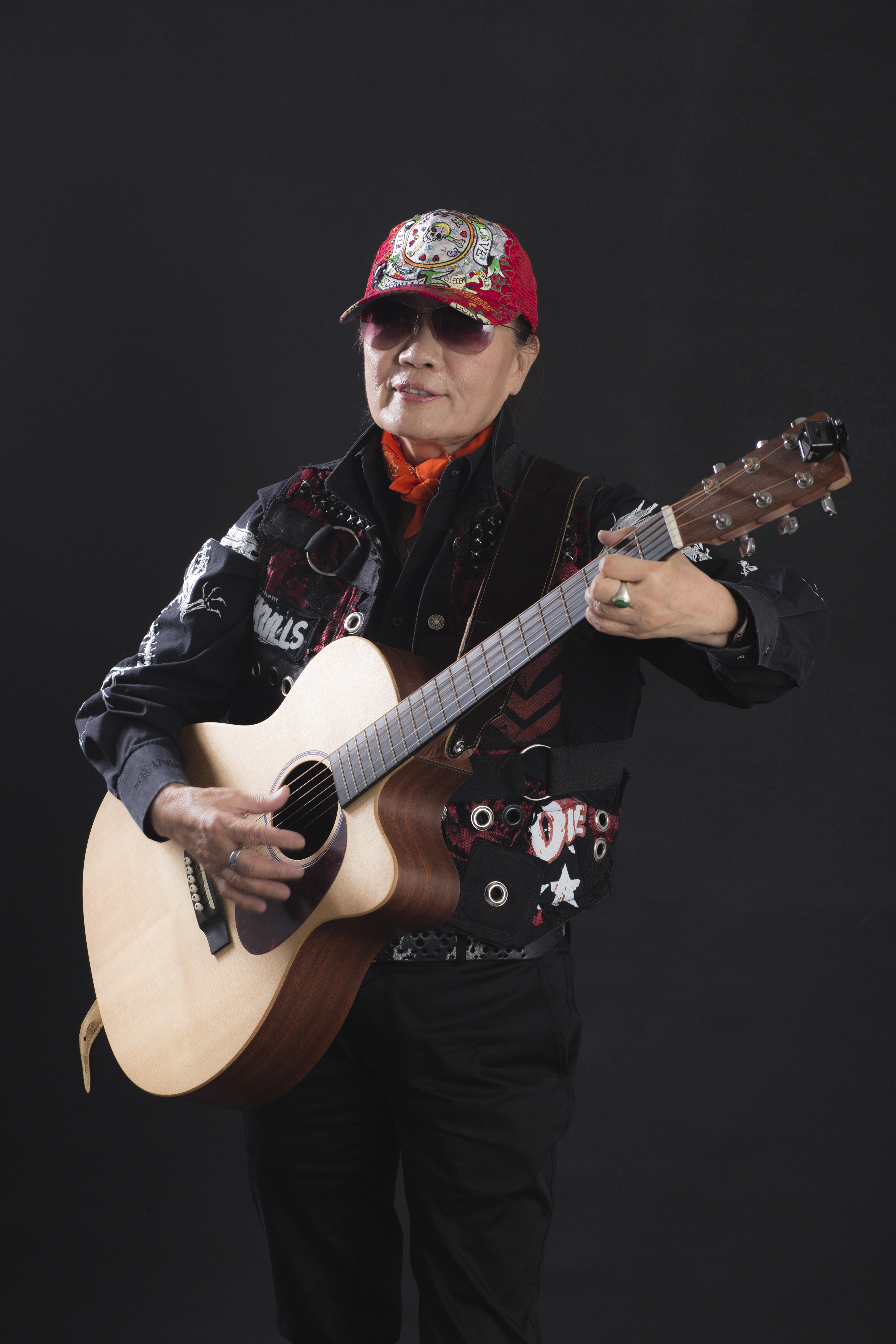 2014年，黃曉寧返臺之後，在臺北拿著吉他拍攝一系列的演唱會宣傳照