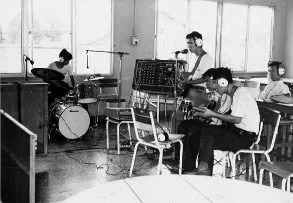 1966年在工廠一隅樂團錄製演奏自創歌曲