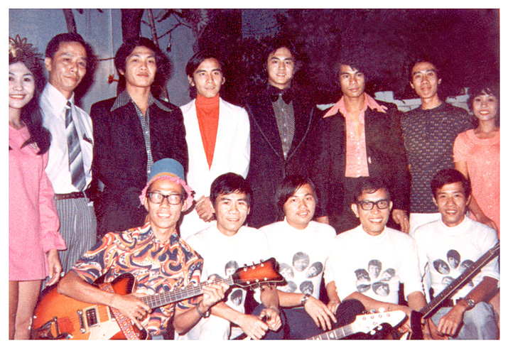 1967年演出後與影星狄龍.姜大衛.陳觀泰合影