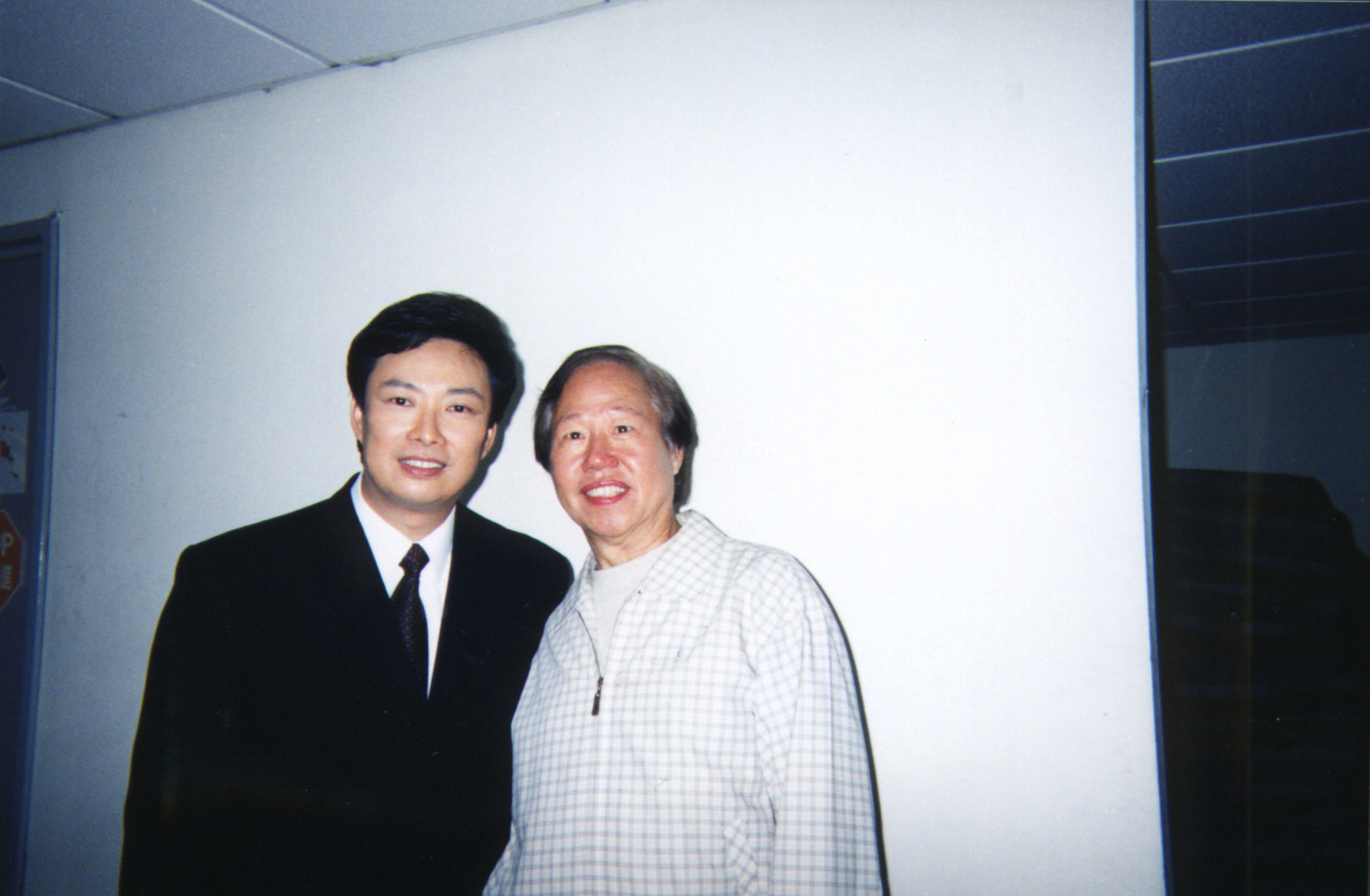 2003年黃仁清與費玉清相見歡合影於中視後台