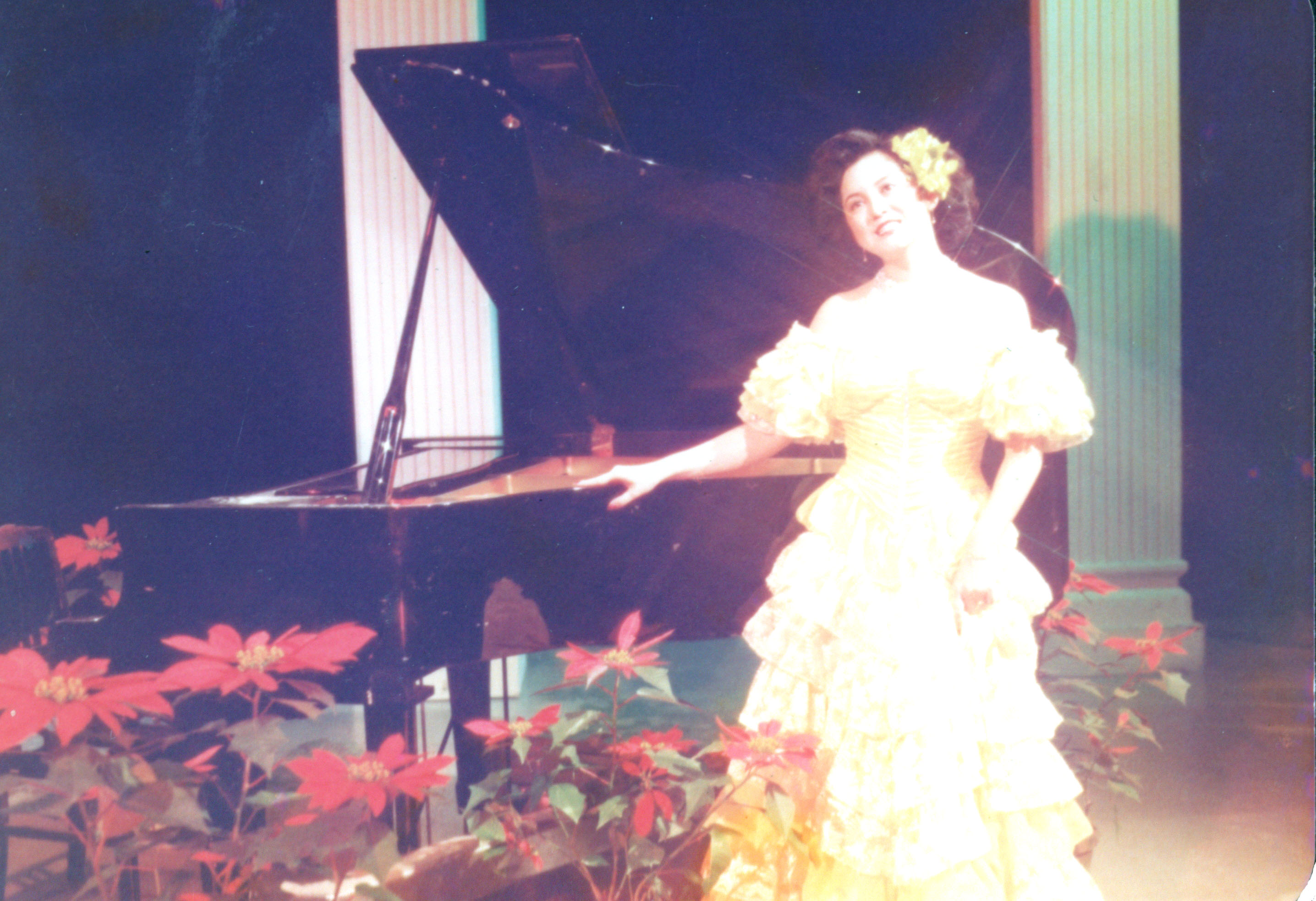 主持孔雀開屏現場 演唱歌曲〈香格里拉〉