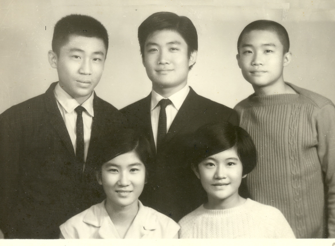 1969-02-18-張弘毅(中間)19歲與弟妹合照高雄