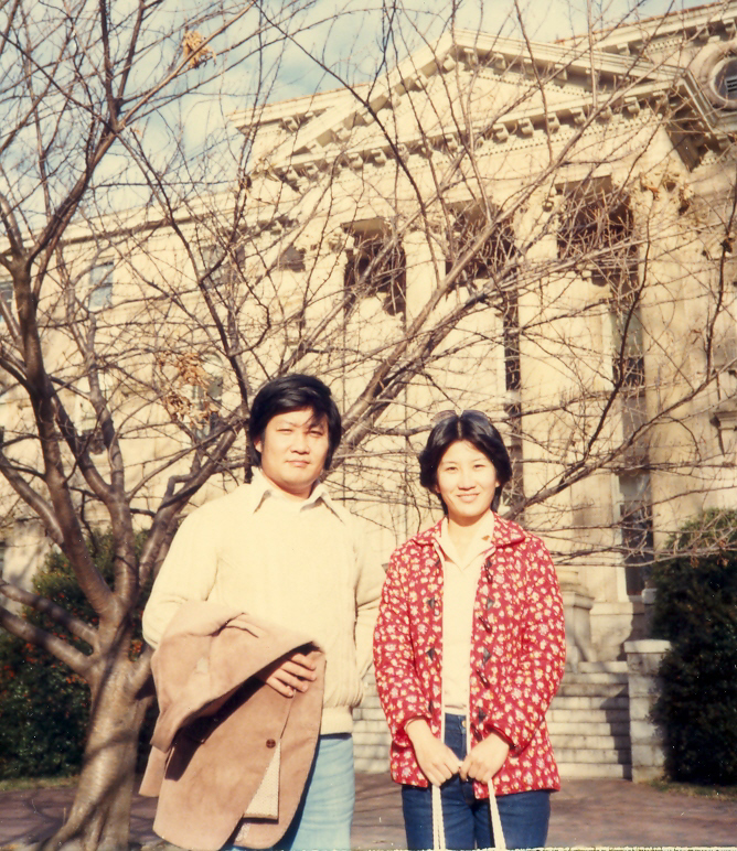 1979年張弘毅(29歲)與大妹合照，攝於美國NUU