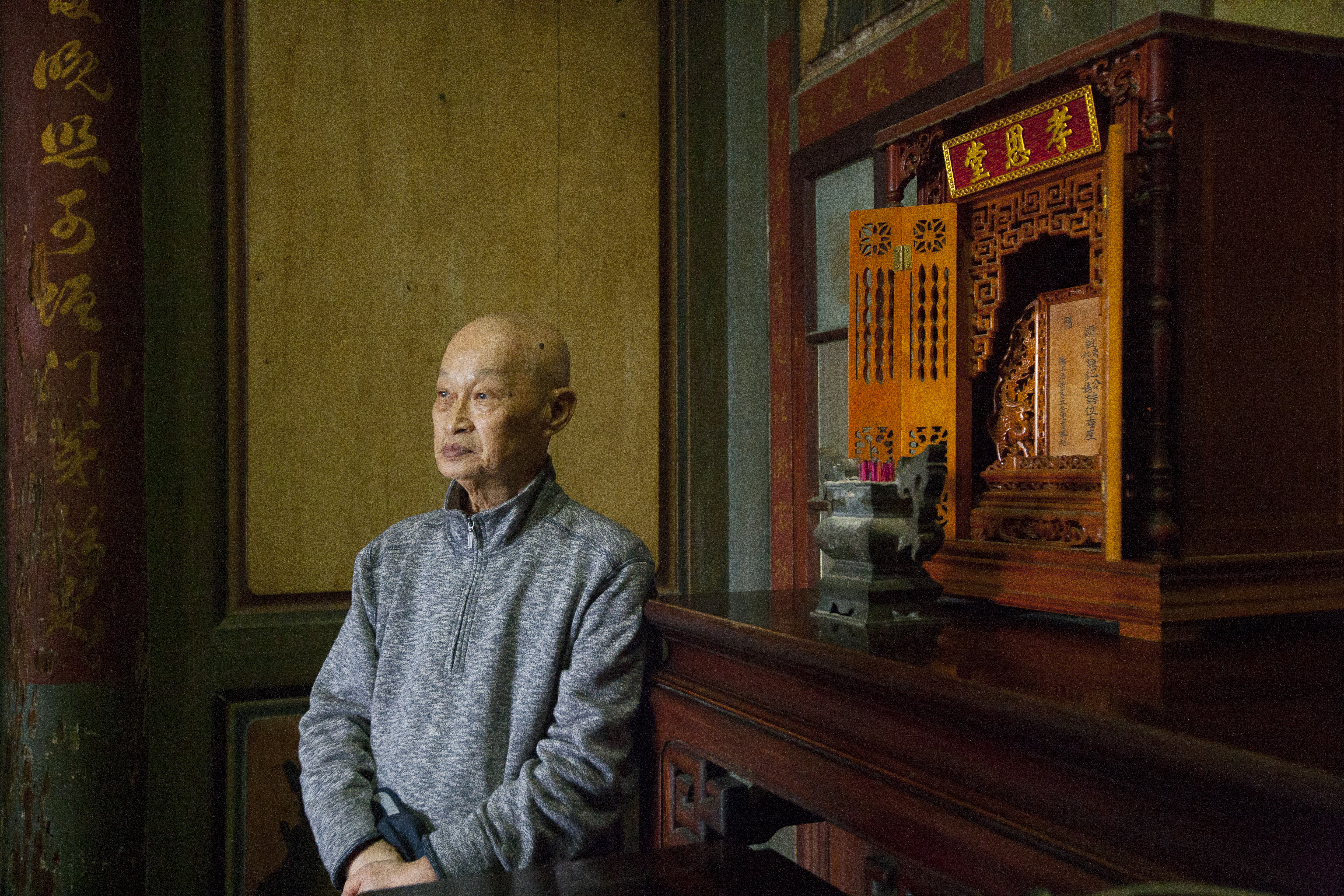 2015年紀利男於紀家古厝祖先牌位前留影