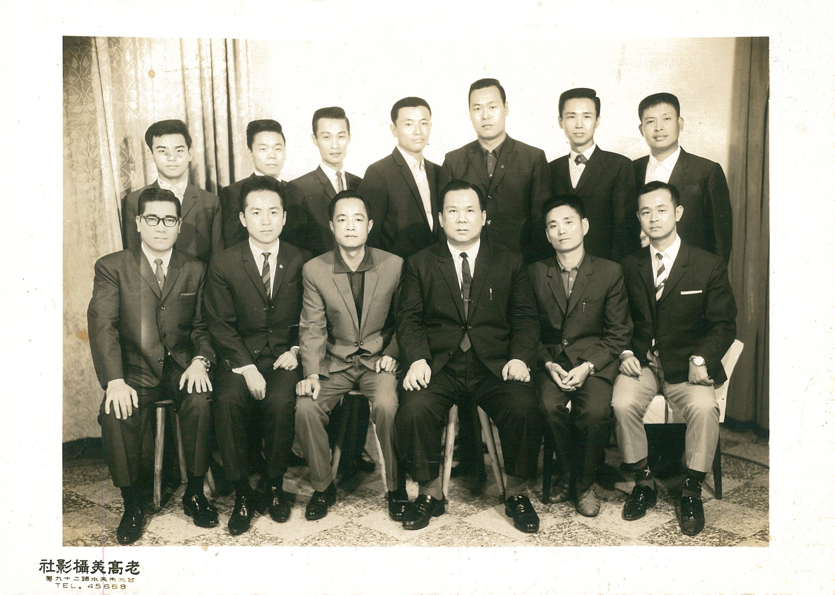 楊三郎與學生合影