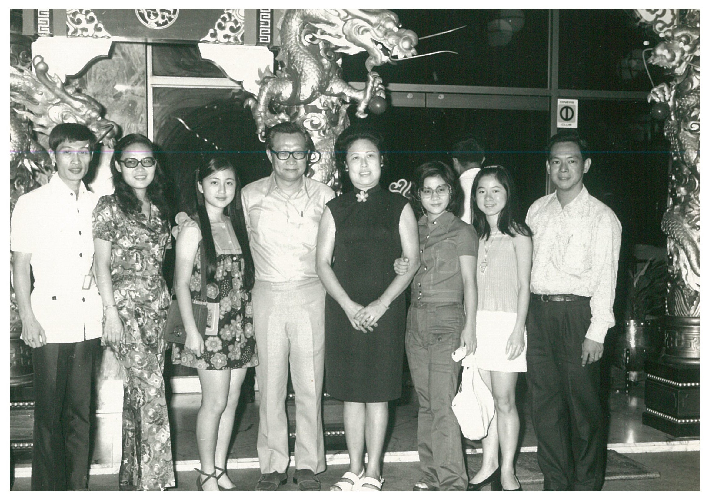 上官萍與新加坡麗風唱片簽約後，總經理宴請母親于茜吃飯。